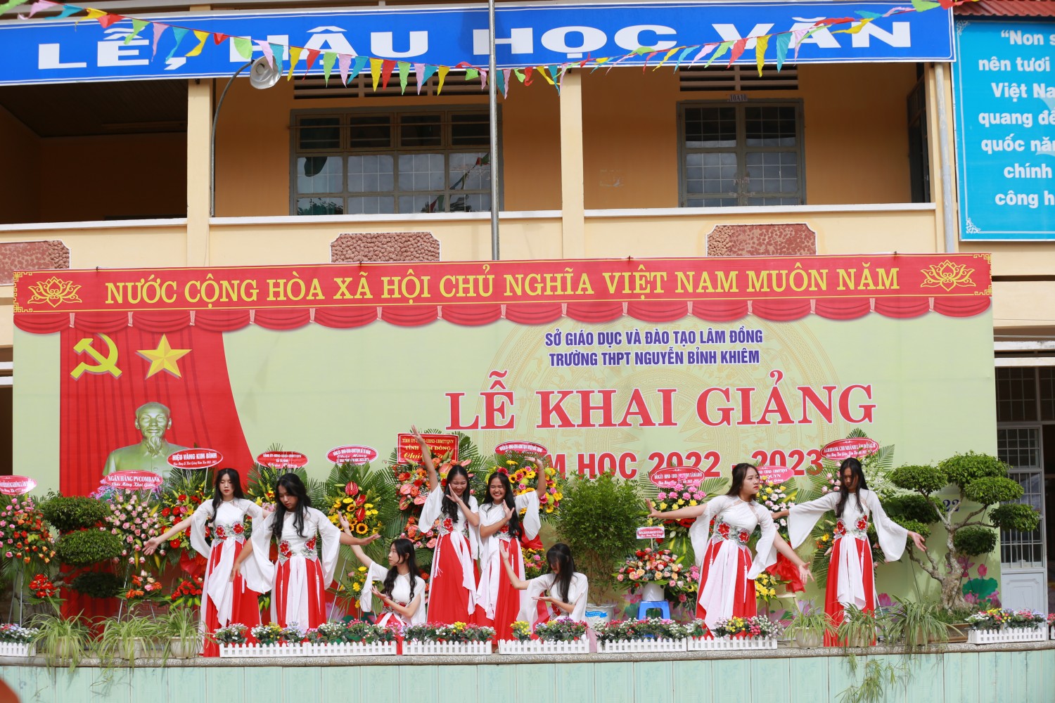 Trường THPT Nguyễn Bỉnh Khiêm tưng bừng tổ chức buổi lễ khai giảng năm học mới